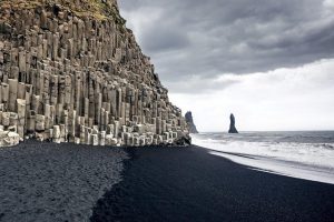 IJslandse kust met zwart strand