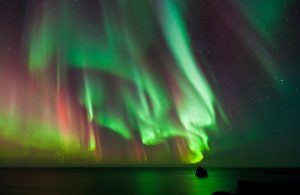 Aurora Borealis danst boven de Arctische Oceaan